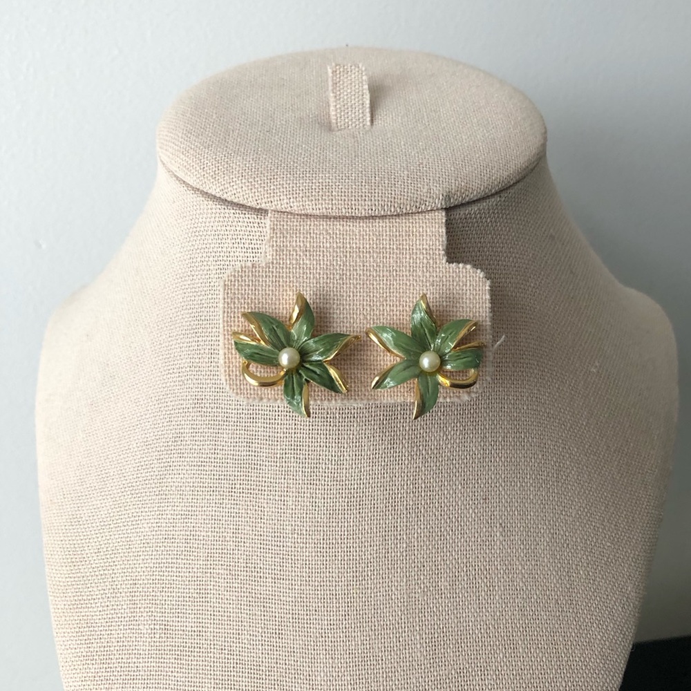Women’s Vintage Emmons Green and Gold Floral Clip On Earrings